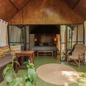 Huts garden 1