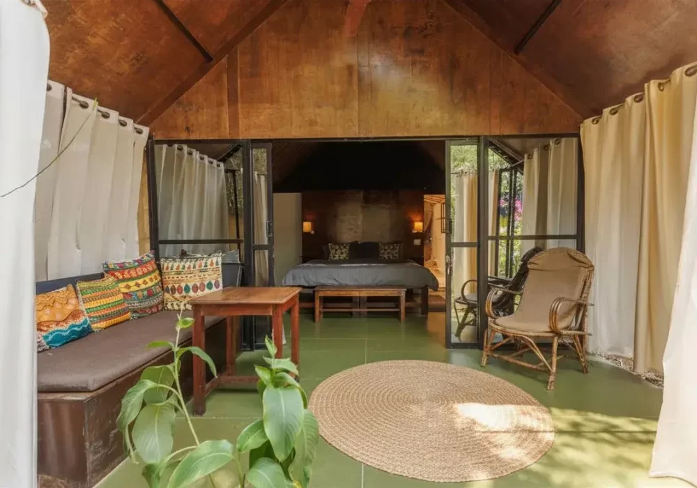 Huts garden 1