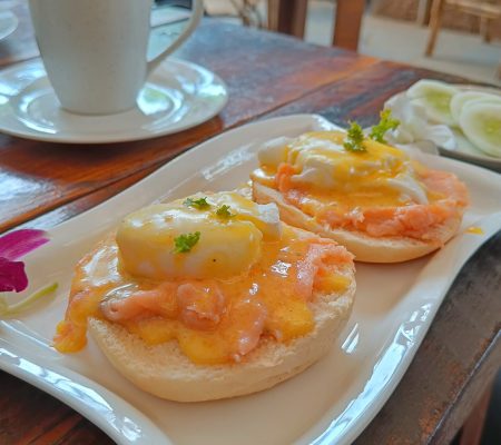 food breakfast eggs florentine