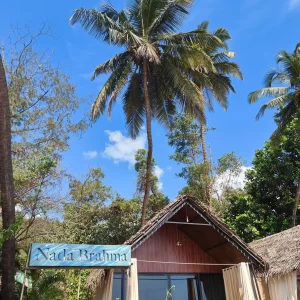 huts front sign (2)
