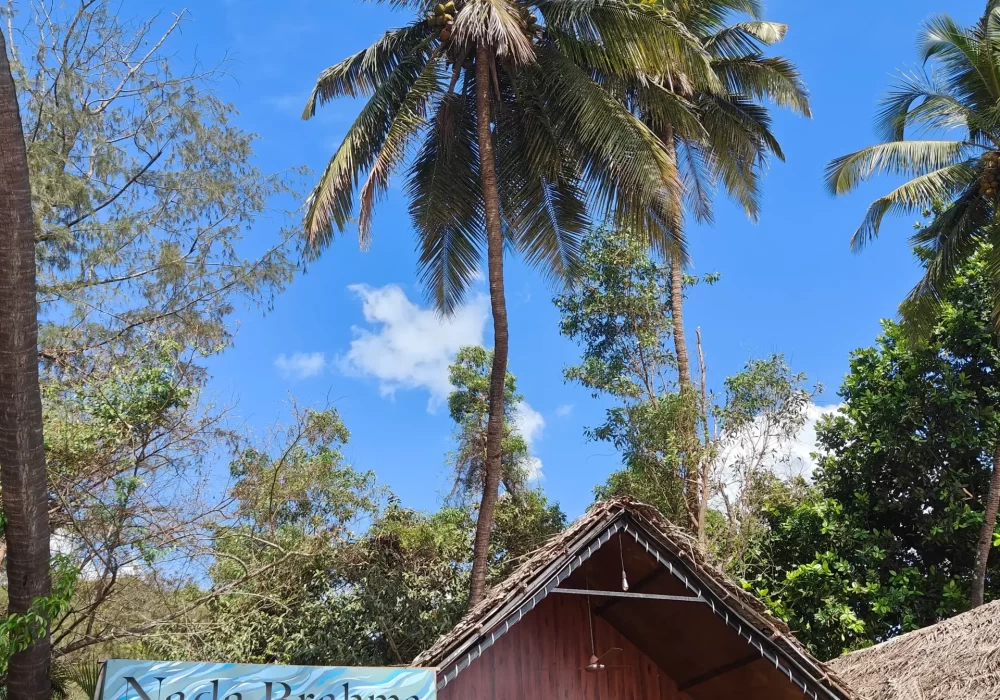 huts front sign (2)